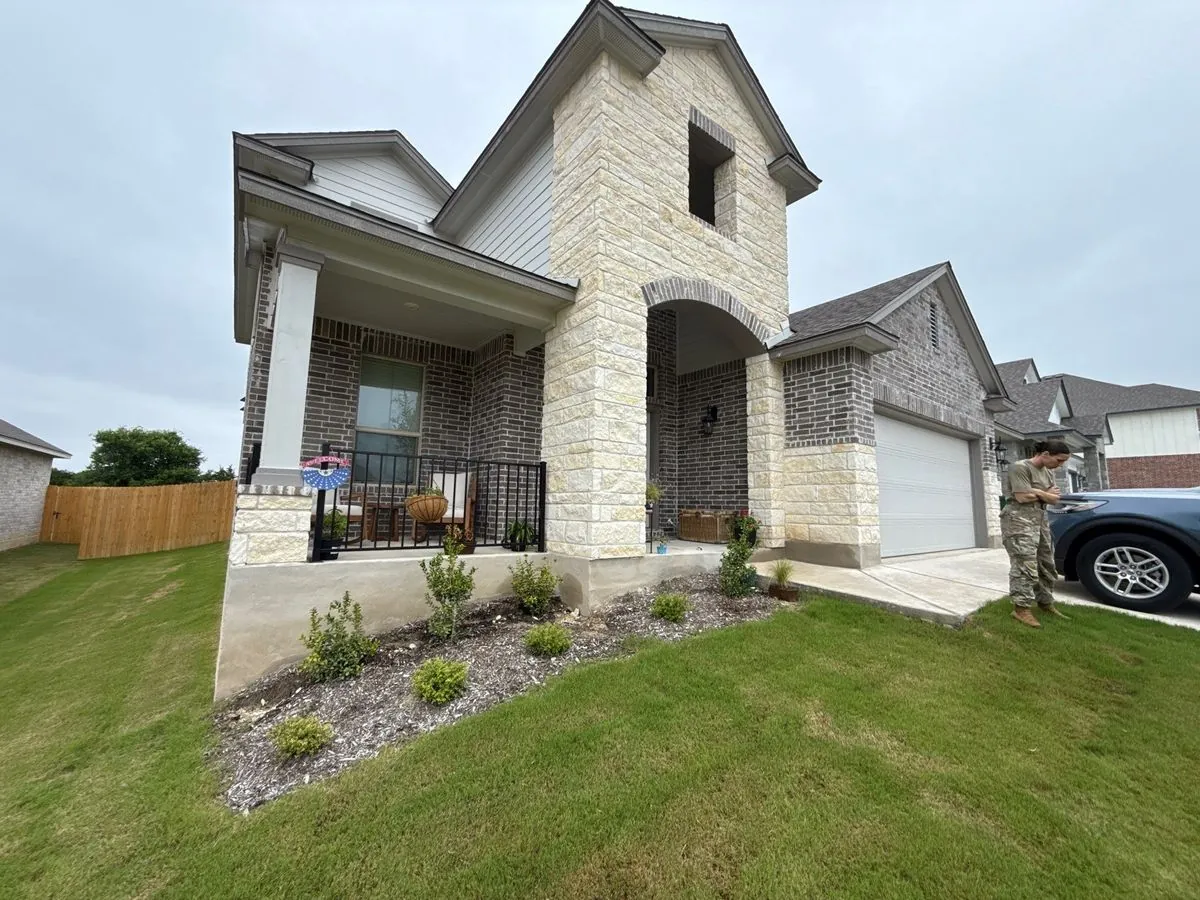 Heritage gutter installation along a Harker Heights home’s roofline.